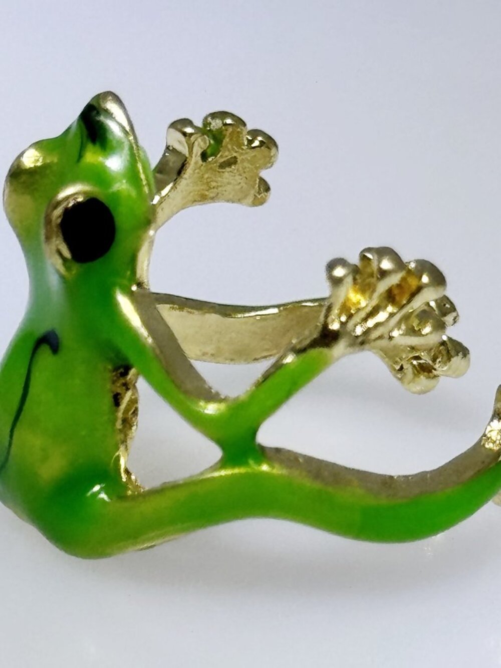 Cute green enamel tree frog huggie ring, gold tone, adjustable, NWOT